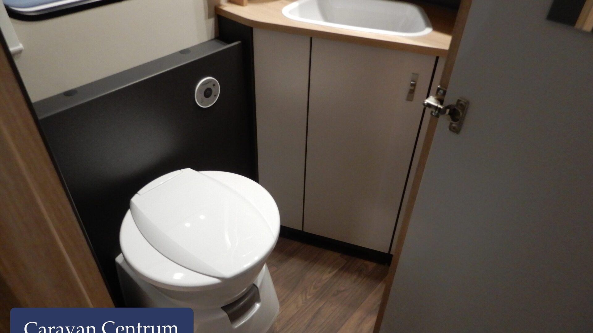 09440b5c4b2a56f3b38f3b07e5eb3cc66c0170d97f7070752052913b6a460dd7