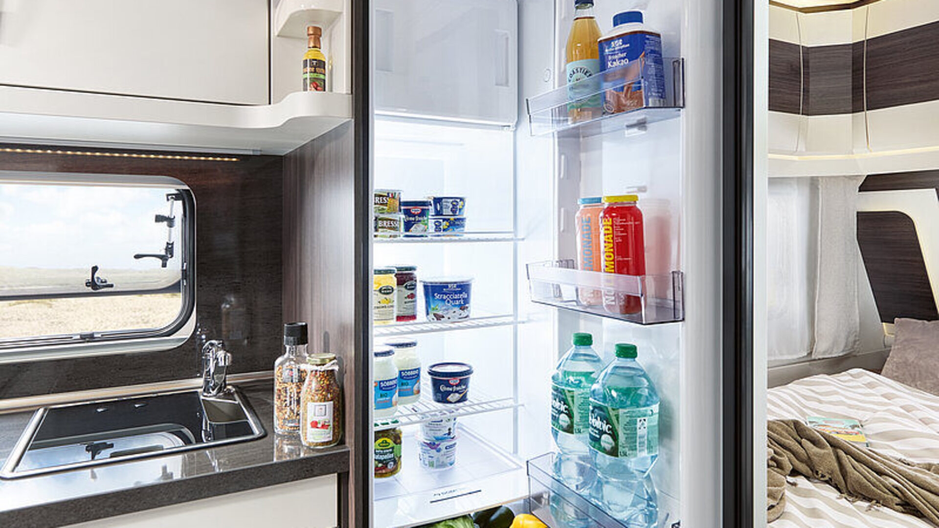 2027_WW_Prestige_620_CL_innen_Kuehlschrank_Global_offen_h_BEAR_PRESSE_thumb