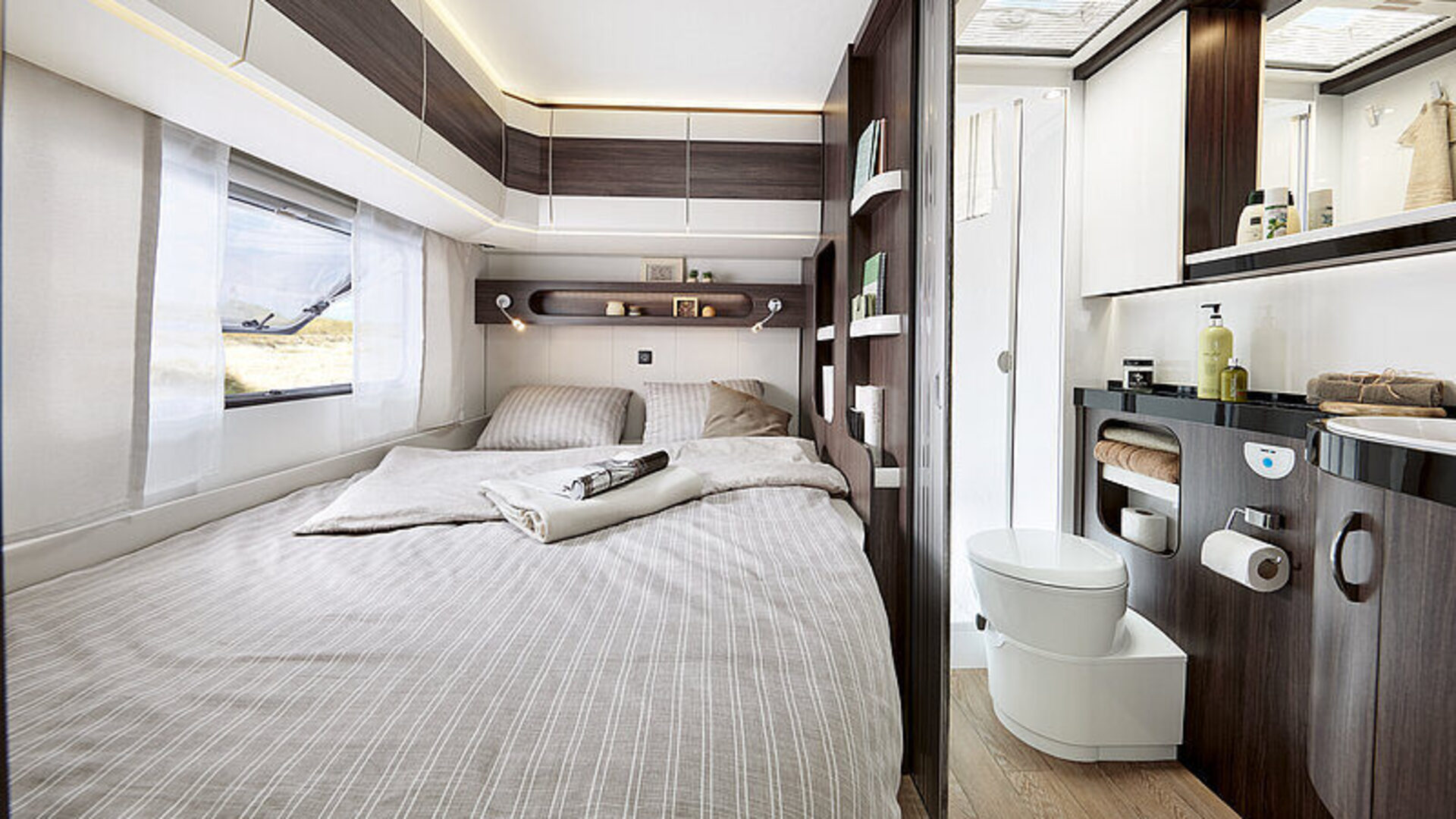 2027_WW_Prestige_560_FC_innen_F-Bett_Dusche_q_BEAR_PRESSE_thumb