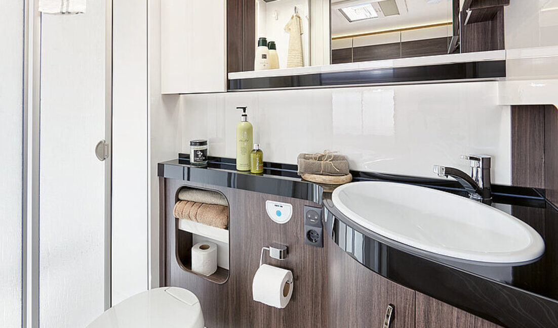 2027_WW_Prestige_560_FC_innen_Dusche_Waschtisch_h_BEAR_PRESSE_thumb