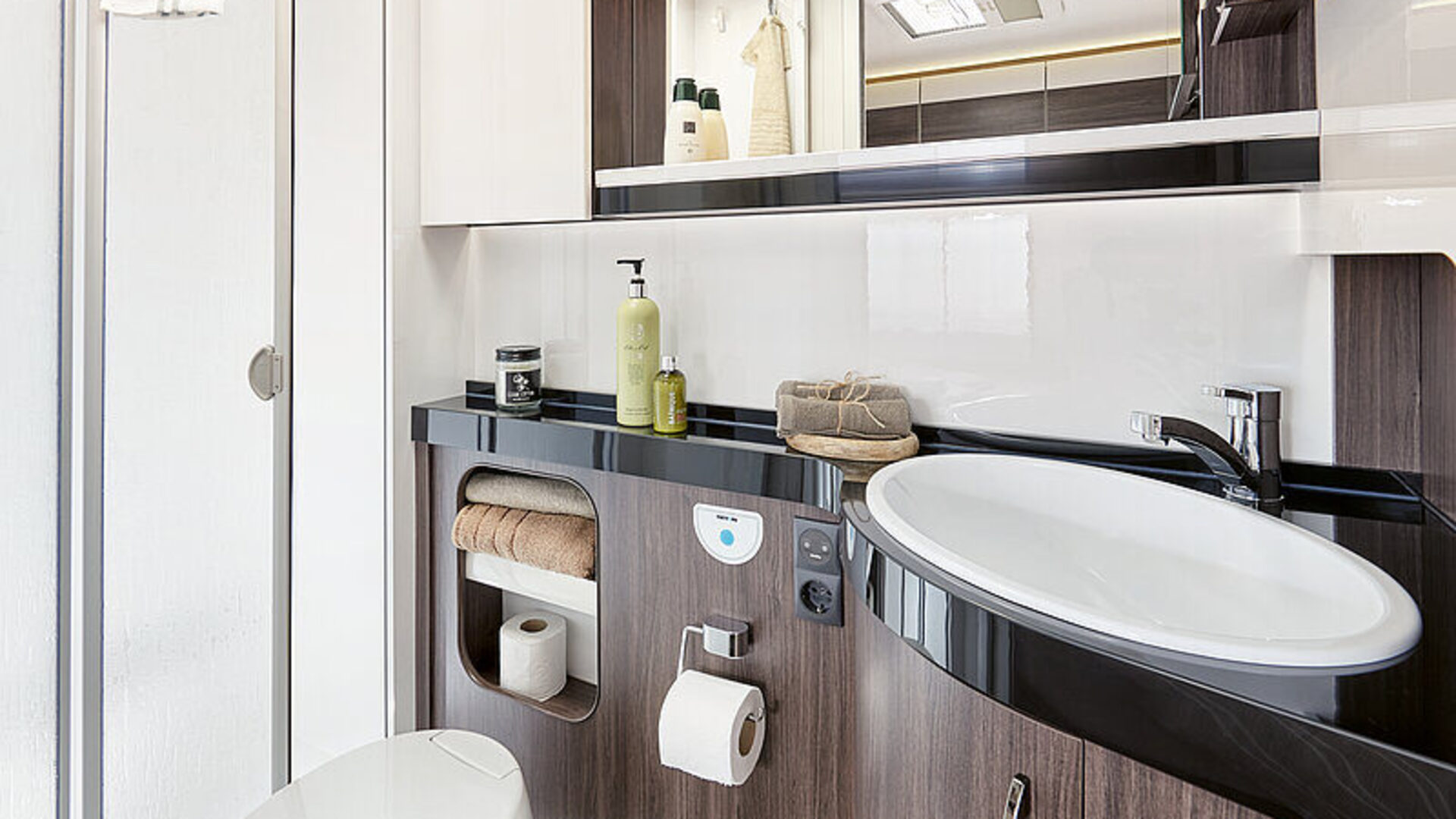 2027_WW_Prestige_560_FC_innen_Dusche_Waschtisch_h_BEAR_PRESSE_thumb