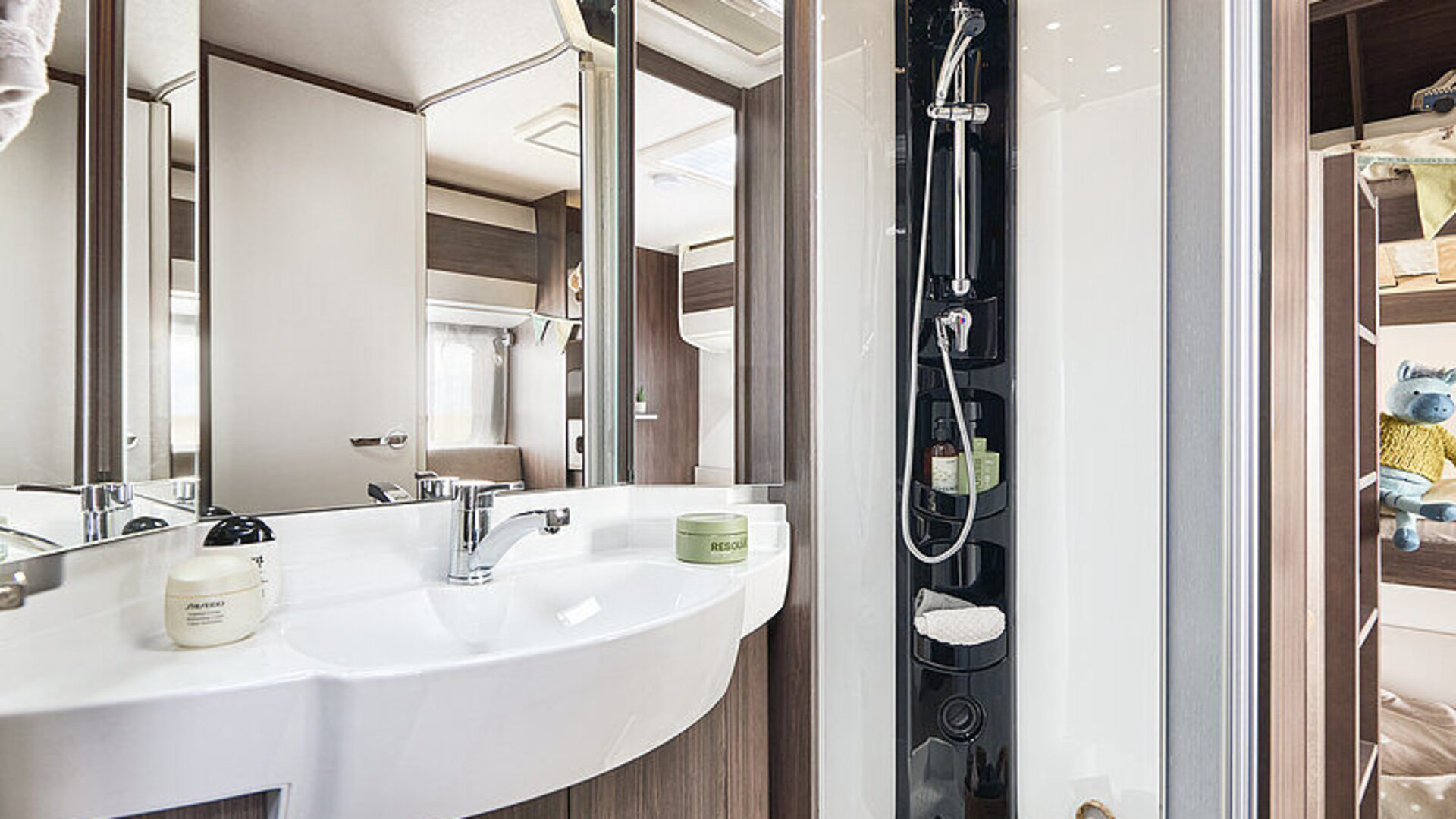 2027_WW_Prestige_720_KWFU_innen_Raumbad_Dusche_Waschtisch_h_BEAR_PRESSE_thumb