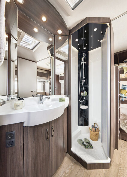 2027_WW_Prestige_720_KWFU_innen_Raumbad_Dusche_Waschtisch_h_BEAR_PRESSE_thumb