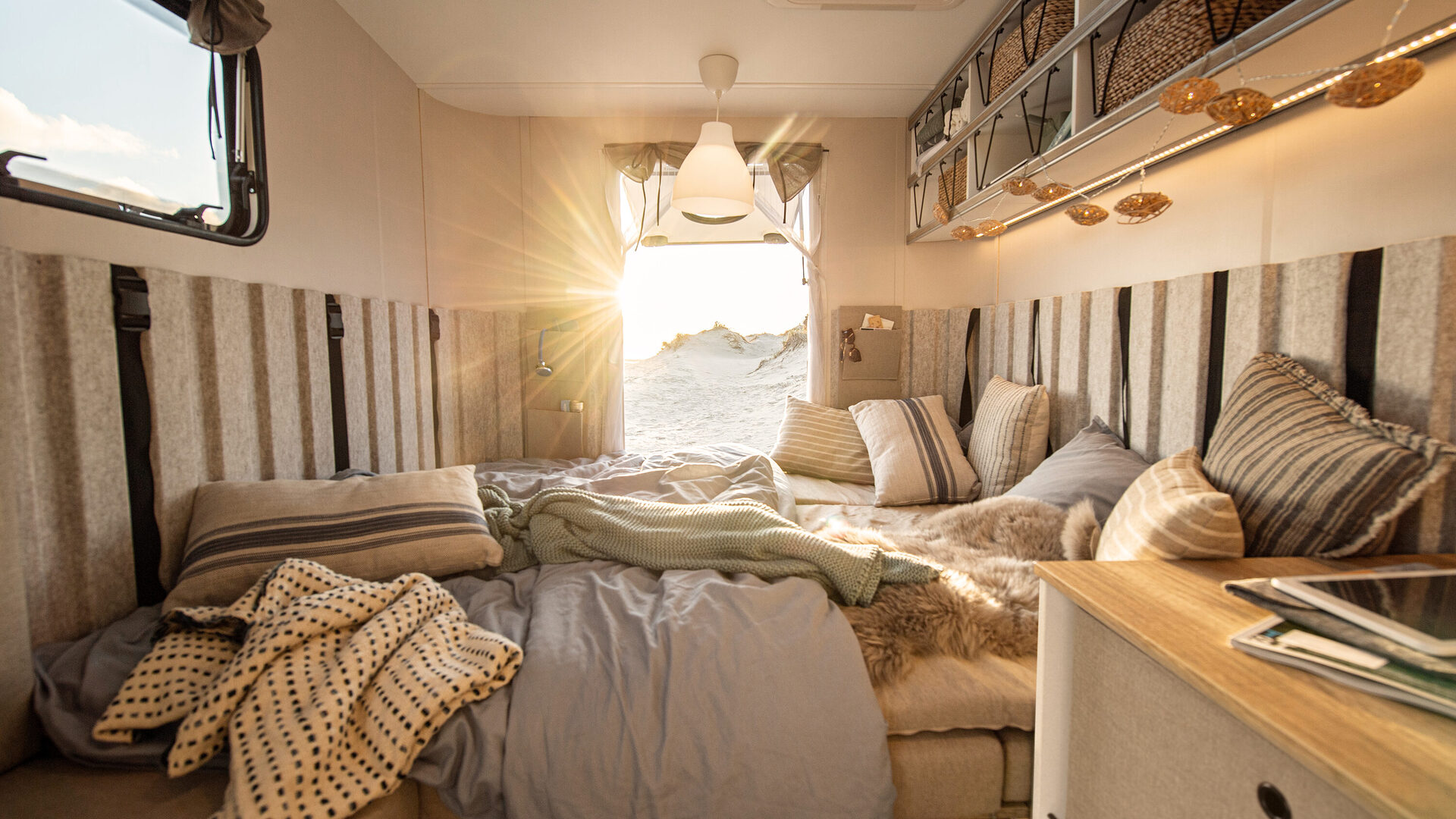 2025_ww_beachy_420_totale_Bettumbau_Sitzgruppe_innen_4843_BEAR