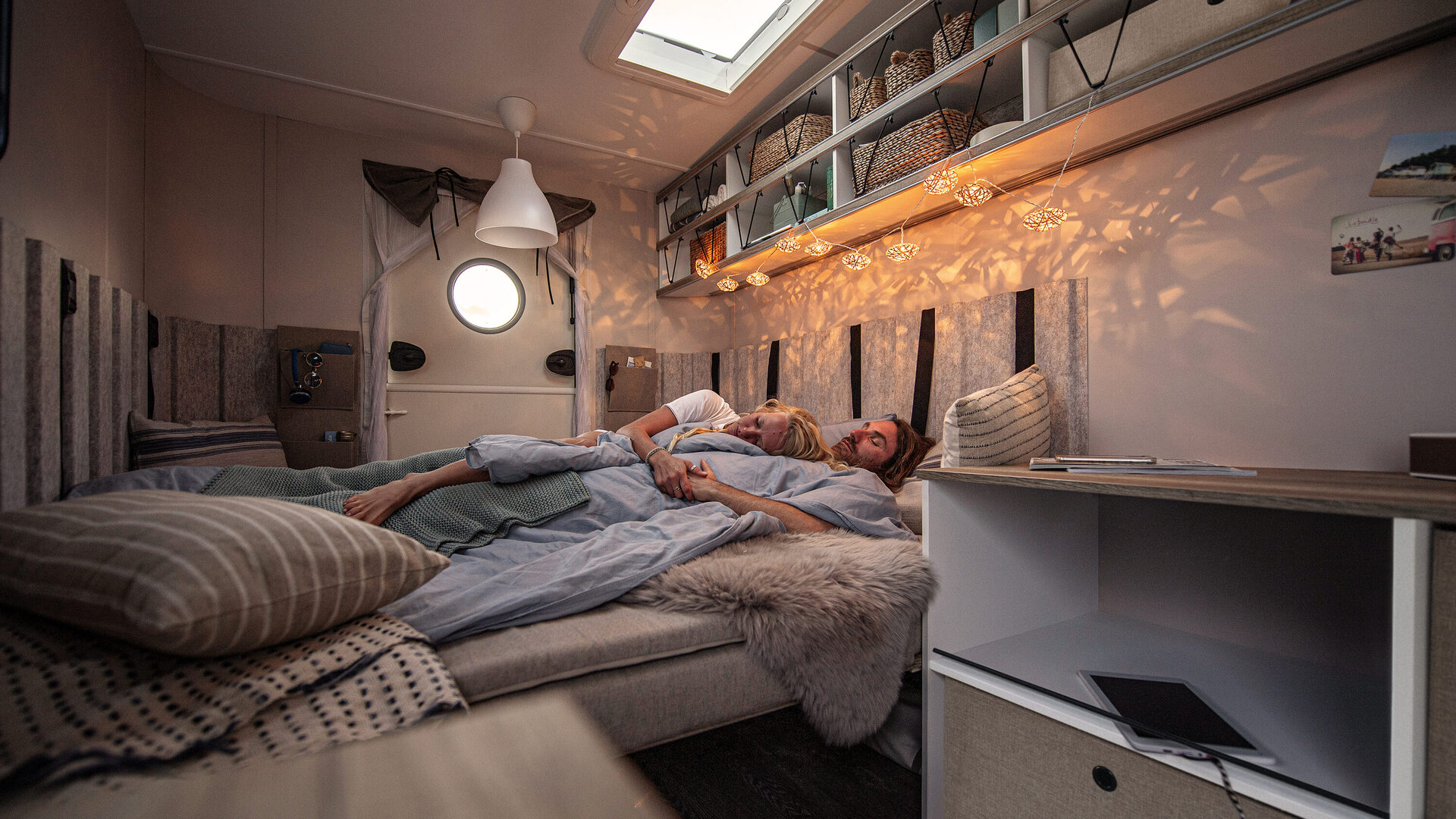 2025_ww_beachy_420_mood_Bettumbau_Sitzgruppe_people_innen_6194_BEAR