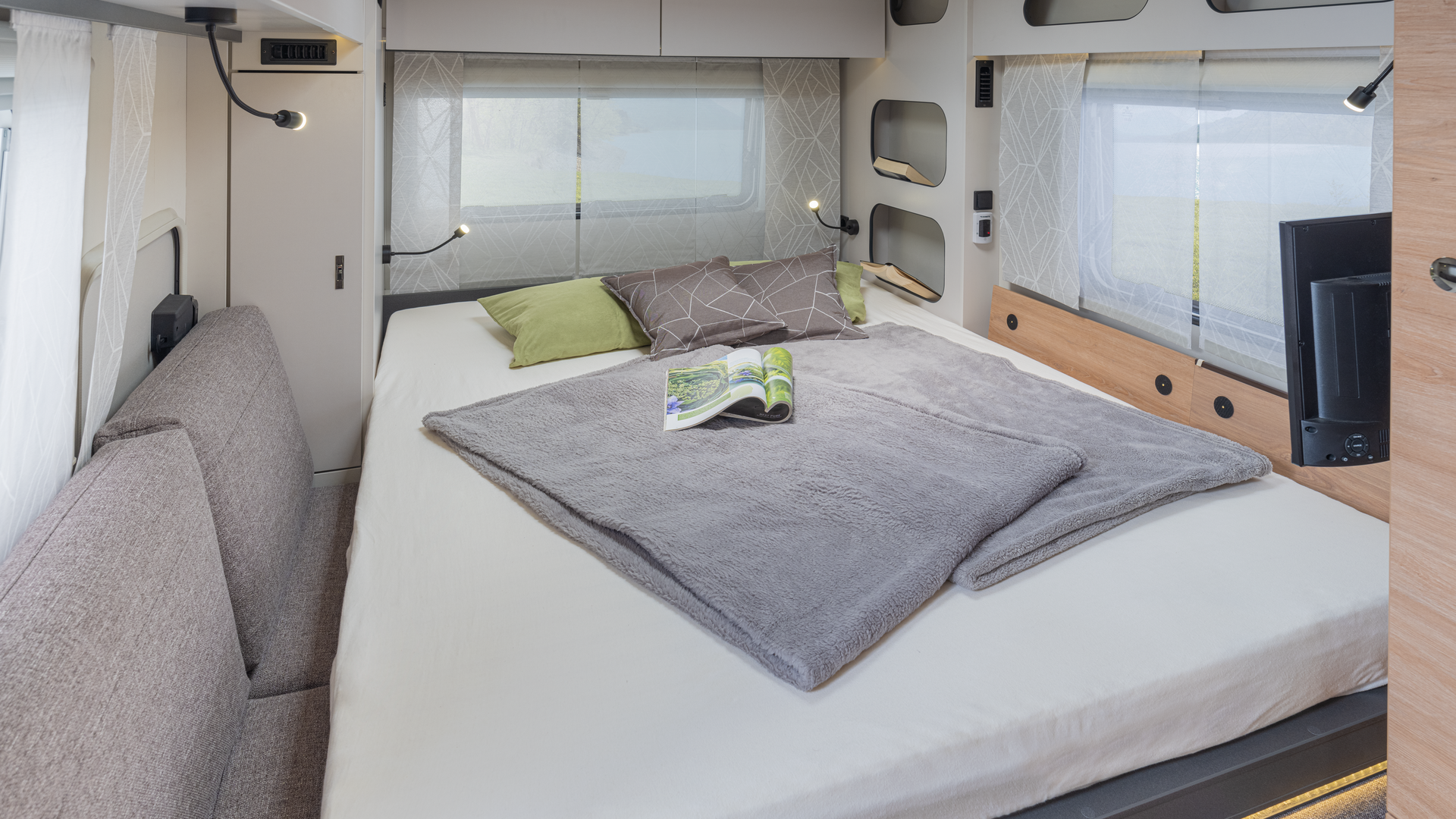 1100_W09_340-PX_IN_1734_2024