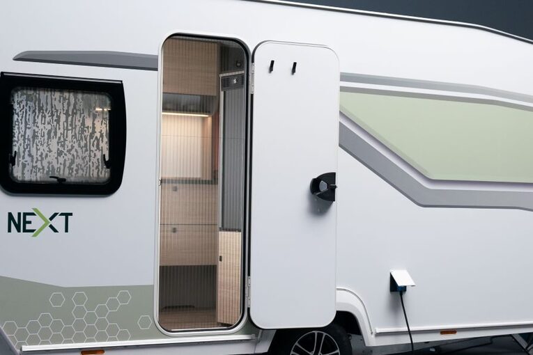 Next caravan zijkant deur