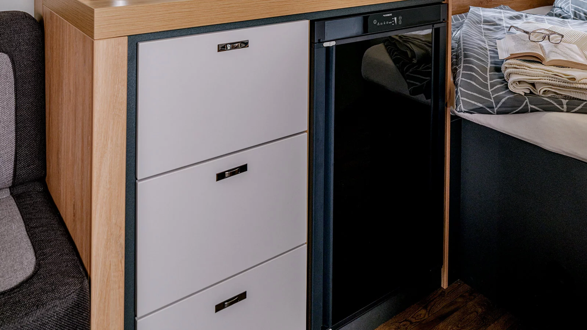 kta-knaus-2024-2025-sport-interieur-6328-kuehlschrank