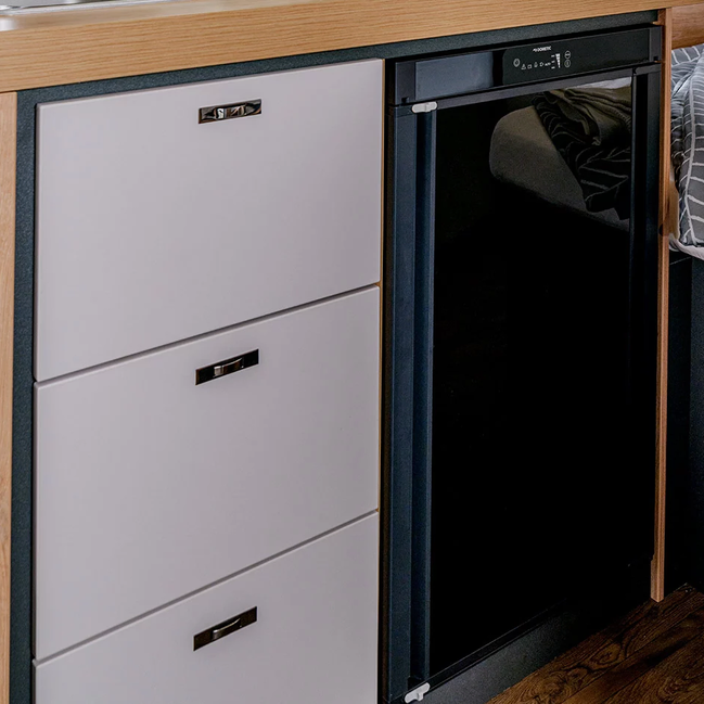 kta-knaus-2024-2025-sport-interieur-6328-kuehlschrank