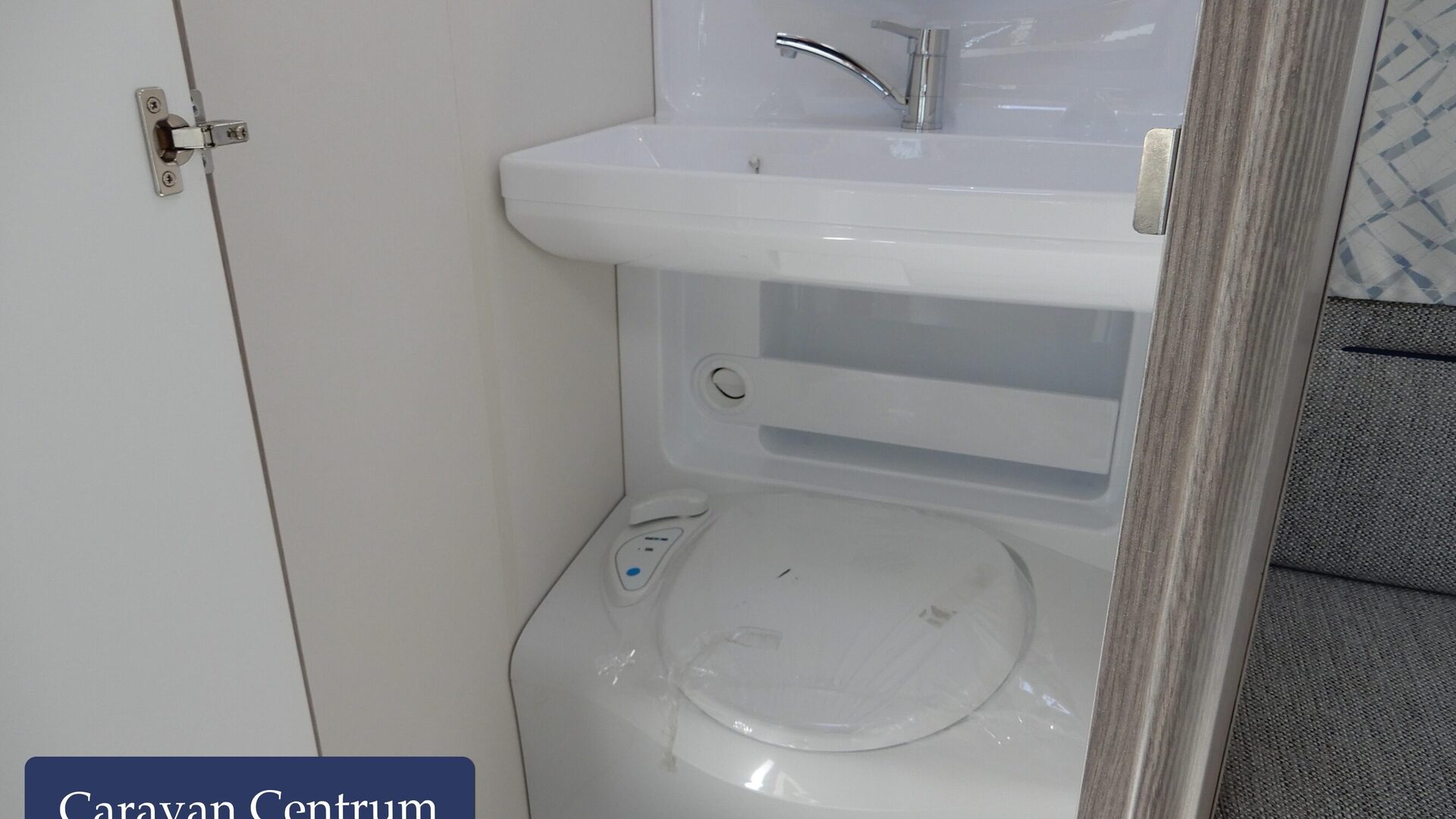 f6d9b8dc010d951951b447d41c294118bc9011cb8c3cb98c5dd6d8388a12ad2a